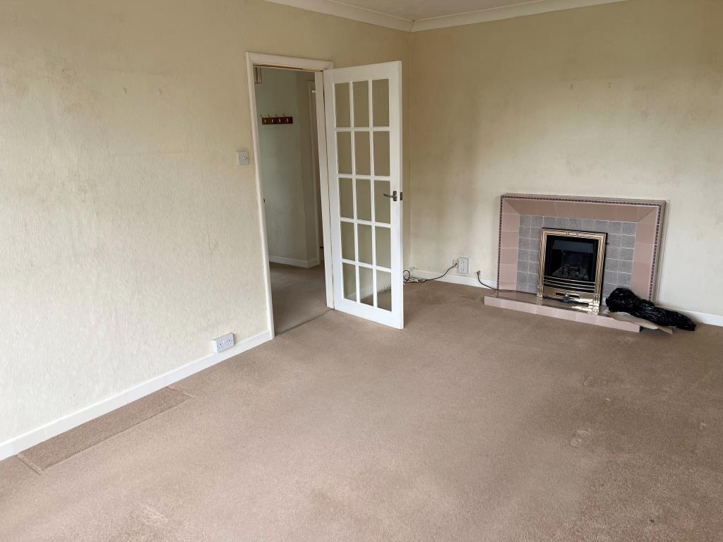 Lot: 6 - DETACHED BUNGALOW FOR IMPROVEMENT AND GARAGE -